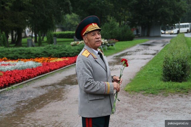 В годовщину победы в Курской борьбе в драмтеатре выступил Лев Лещенко В годовщину победы в Курской борьбе в драмтеатре выступил Лев Лещенко