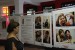 На фото: посетительница выставки