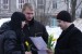На фото: Алексей Кириллов объясняет суть акции псковичам
