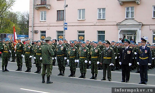 На фото: командир дивизии инструктирует командиров полков перед генеральной репетицией