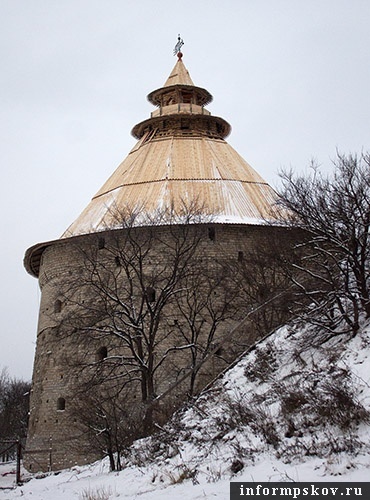 На фото: Покровская башня (Съёмка 3 декабря 2010 года)