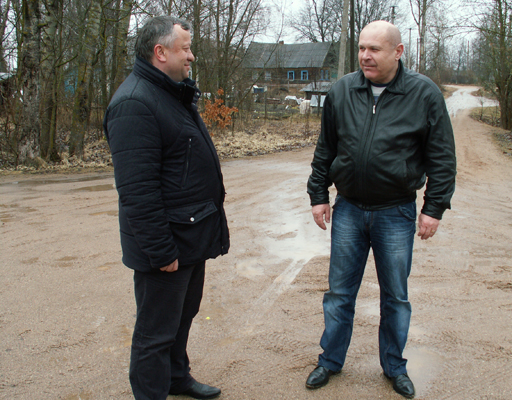 На фото: П. Мищенков и С. Леоненко обсуждают варианты ремонта дороги в Воронцово