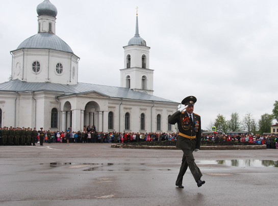 На фото: командующий парадом полковник Олег Иваскевич во время обхода строя военнослужащих и ветеранских трибун для поздравления всех с праздником Победы