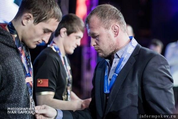 На фото:  российский боец ММА,  чемпион Bellator в среднем весе Александр Шлеменко вручает  медаль за третье место Чемпионата России по ММА Руслану Шамилову