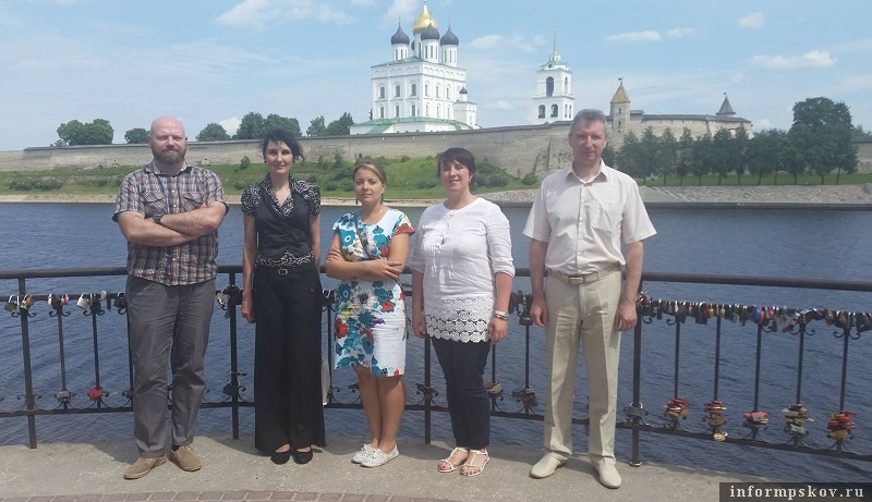 На фото: Шеф-редактор Медиахолдинга Псковской области Максим Андреев, замредактора «Витебских вестей Елена Сыс, и.о. главного редактора «Псковской правды» Юлия Шарипова, директор Медиахолдинга Псковской области Ирина Назарова, главный редактор «Витебских вестей» Александр Клицунов