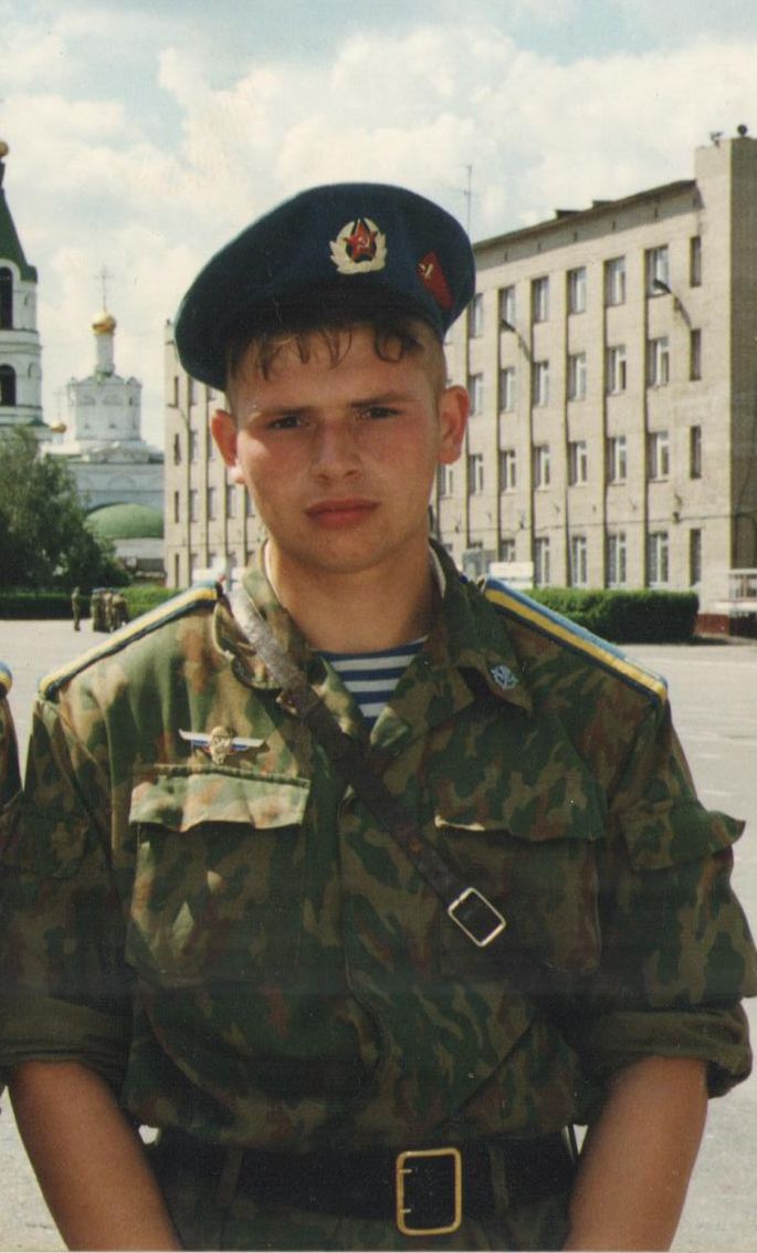 На фото: Сергей Макарченко в Рязанском Воздушно-десантном училище, 1998 год.