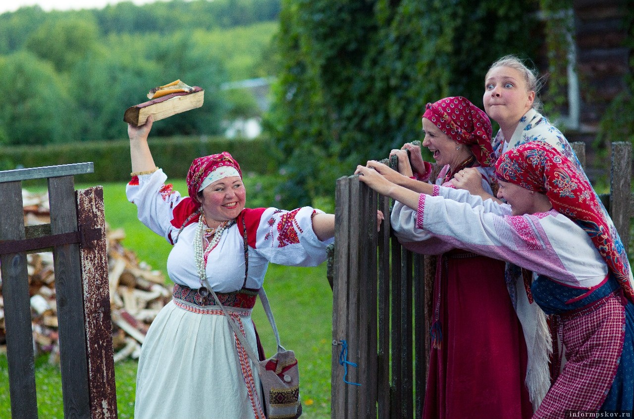 На фото: Участницы ансамбля "Плескава"