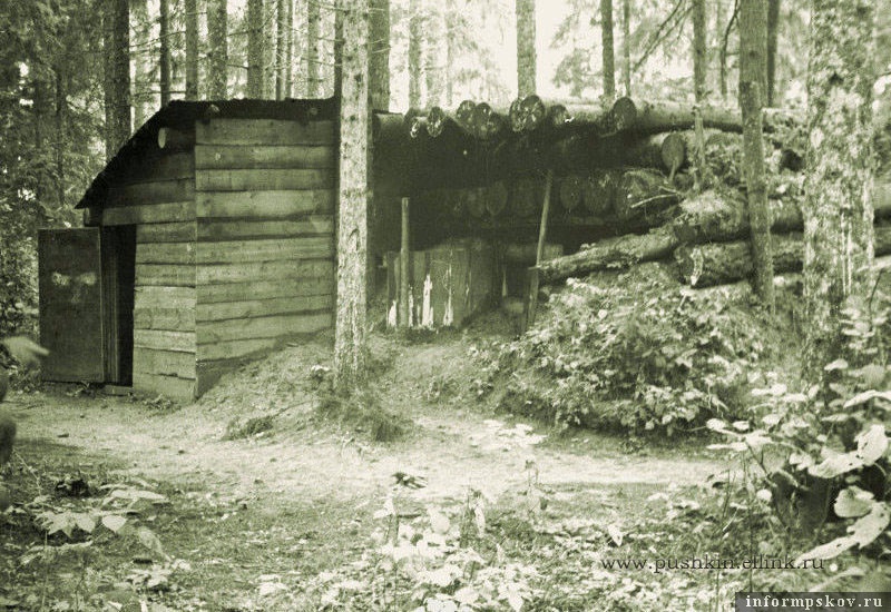 Блиндаж на месте земляного грота в Михайловском парке. Октябрь 1945 года. Из фондов Пушкинского Заповедника. 