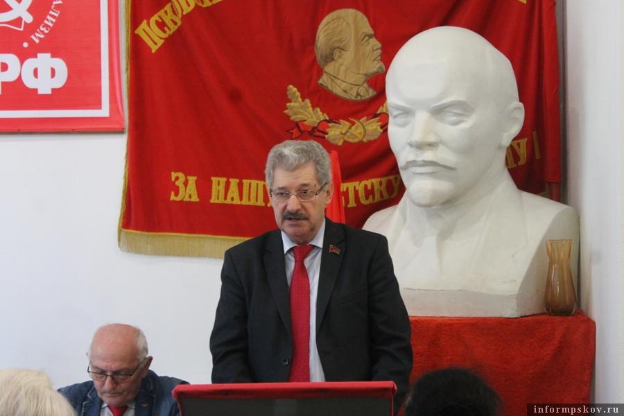 Петр Алексеенко (в центре)