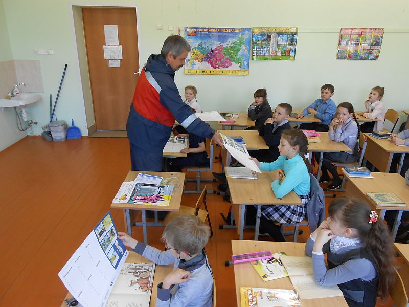 Специалист «Псковэнерго» проводит занятие по электробезопасности в Идрицкой школе