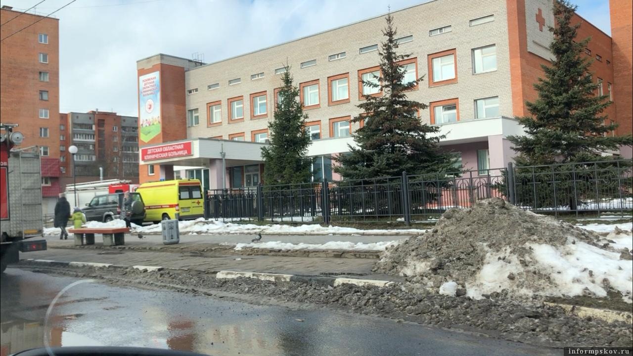 Пожарные осматривают здание больницы в эти минуты. Фото: ПАИ.