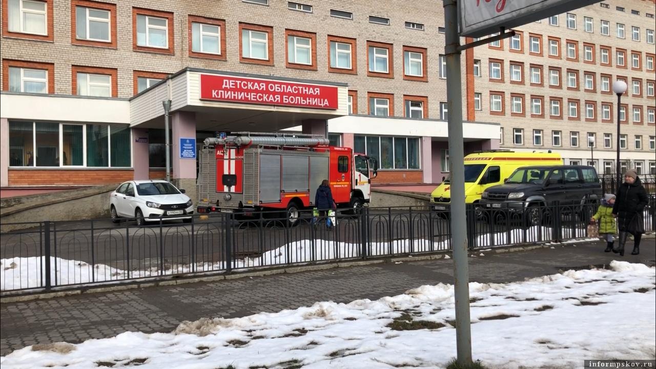 Пожарные стянуты к зданию Детской областной больницы в Пскове. Фото: ПАИ.