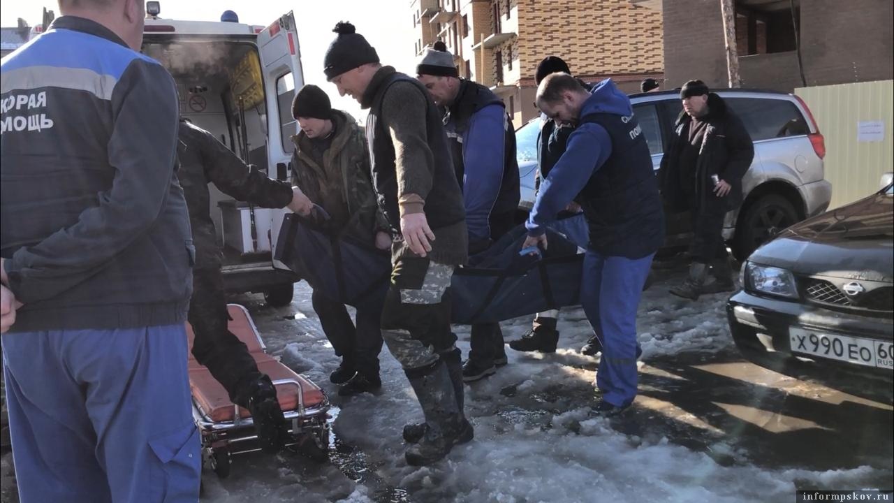 Упавший со строительной площадки выжил. Фото: Псковское агентство информации. 