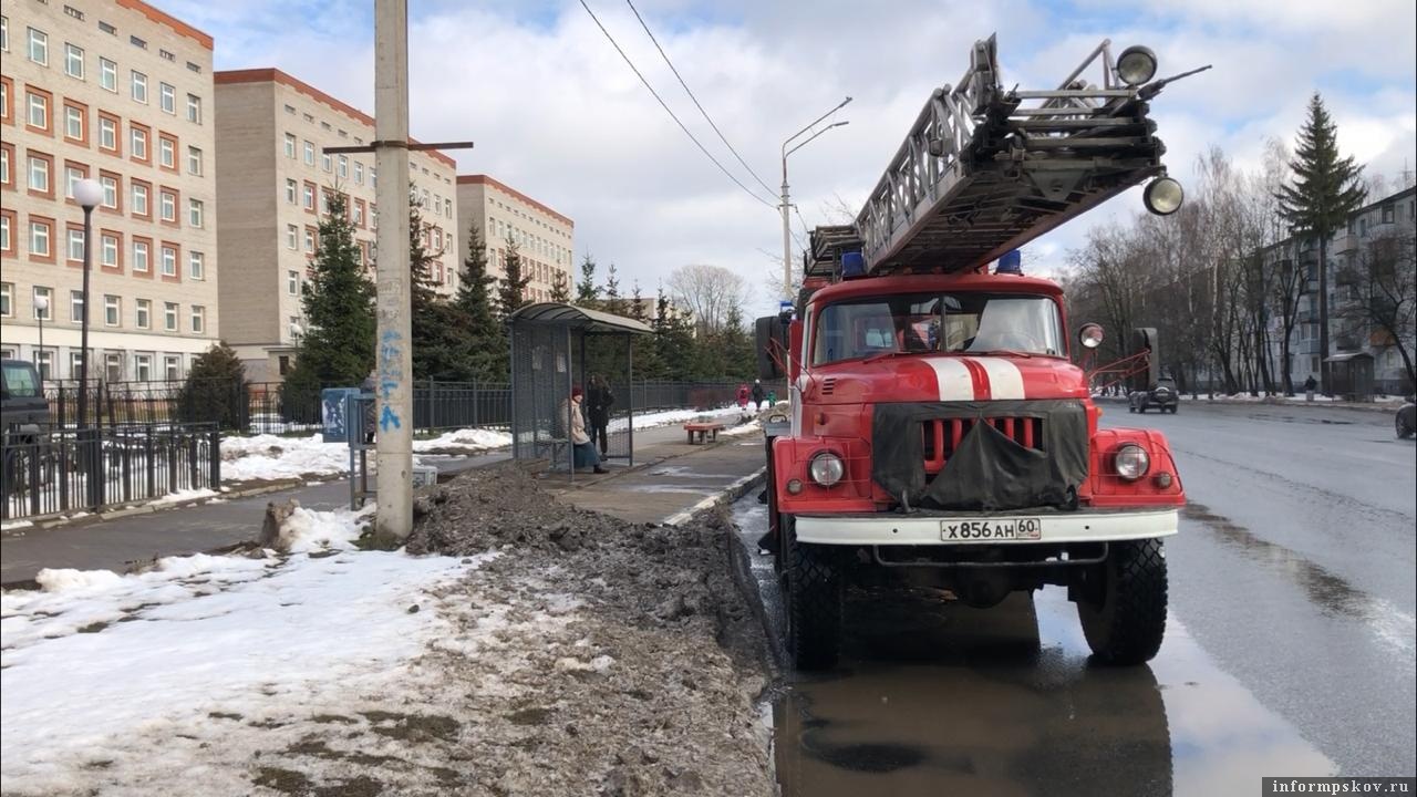 Причиной для выезда пожарных к Детской областной больнице стало срабатывание пожарной сигнализации в здании. Фото: ПАИ.