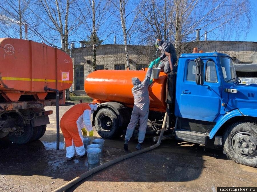 Псковичи высказываются о дезинфицировании улиц города. ФОТО: Дарья Хваткова/ ПАИ