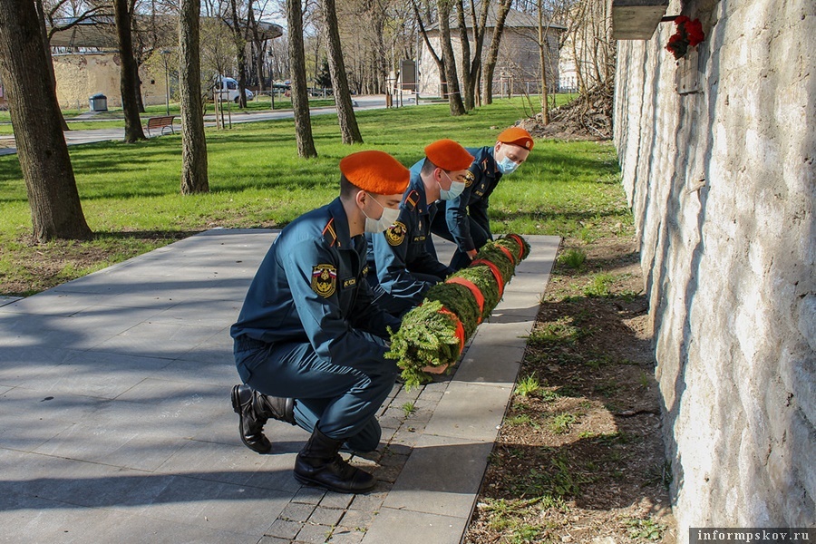 Псковские пожарные почтили память жертв аварии в Чернобыле. Фото: пресс-служба ГУ МЧС России по Псковской области.