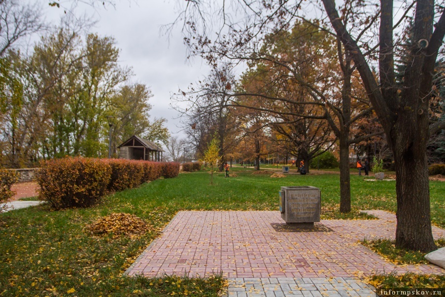 Сквер Породненных городов на набережной Великой. Фото: Александр Сидоренко.