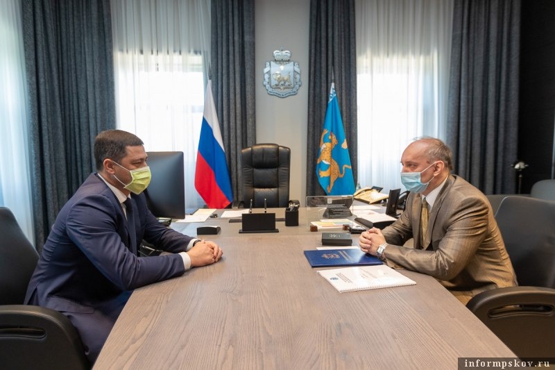 Михаил Ведерников и Дмитрий Шахов. Фото: пресс-служба администрации Псковской области