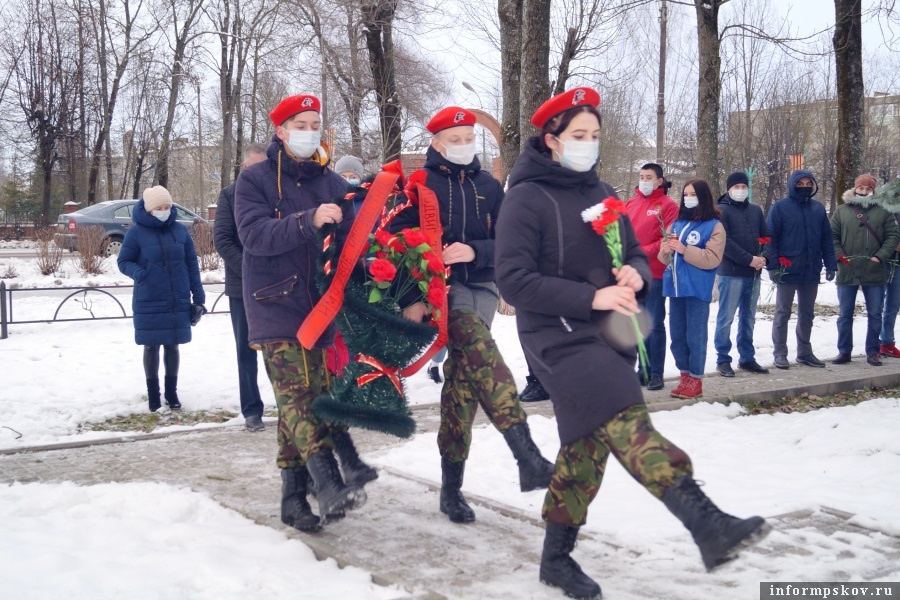 Возложение венков в Невеле. Фото группы "Невельский вестник"
