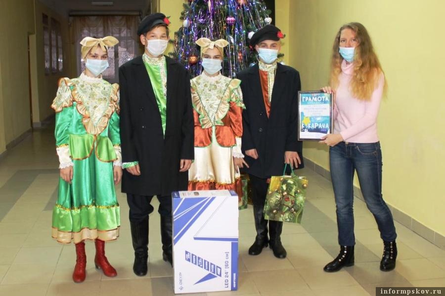 Творческий коллектив «Капельки» (руководитель Любовь Антонова). Фото паблик газеты «Красный Маяк»