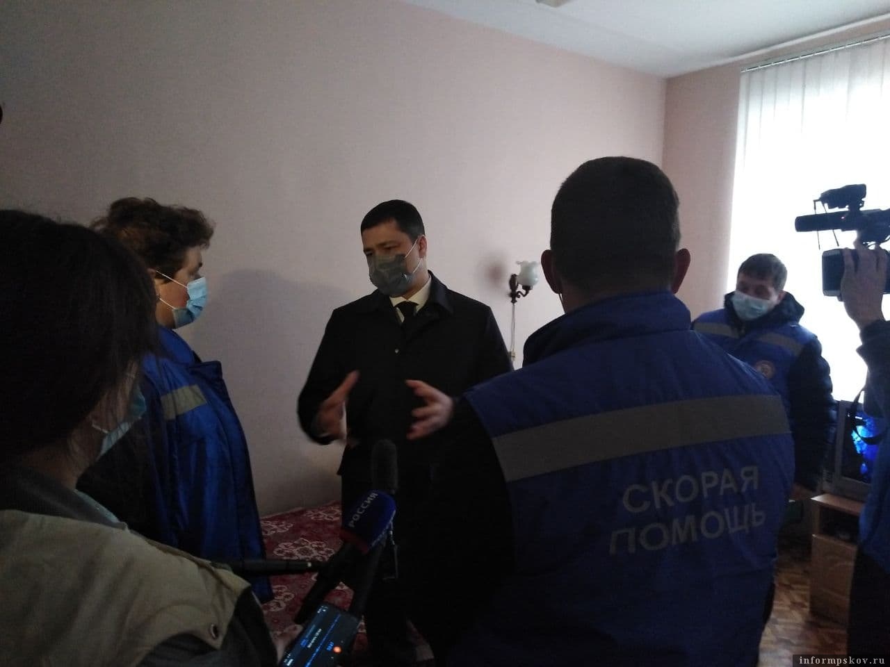 Михаил Ведерников вручил благодарственные письма. Фото газеты "Порховский вестник".
