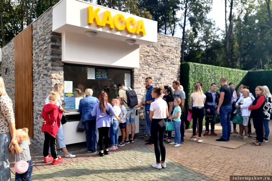 Когда в парке культуры и отдыха Великих Лук интересно, у касс много народа. Фото Яндекс Карты
