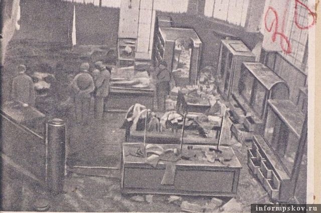Фото разграбления магазина в Пскове немецкими солдатами. Минобороны РФ