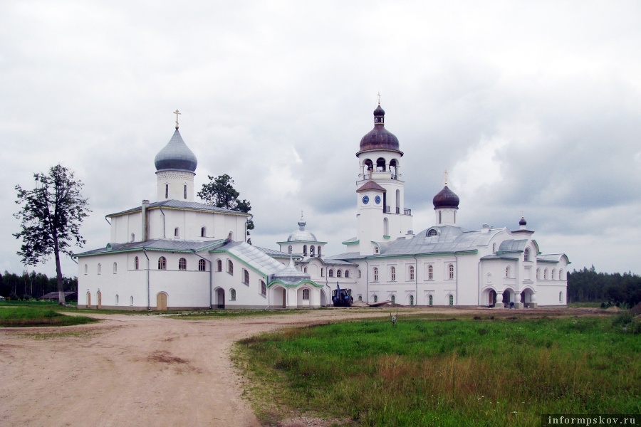 Крыпецкий Иоанно-Богословский монастырь, где совершена кража. Фото Wikimedia