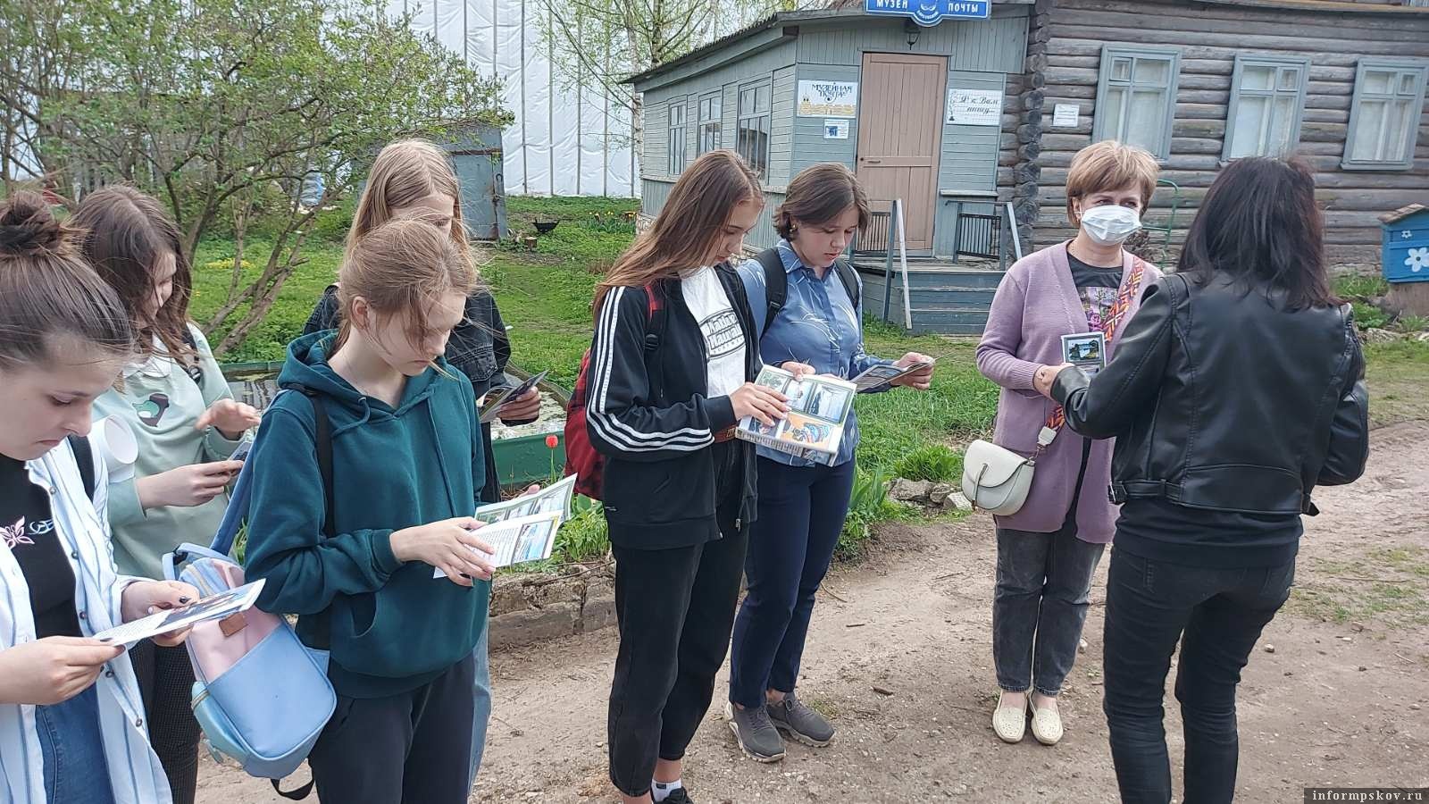Художники выехали на натуру. Фото газеты «Порховский вестник»