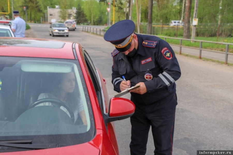 Полицейские проверяли наличие детских удерживающих устройств. Фото пресс-служба УМВД России по Псковской области