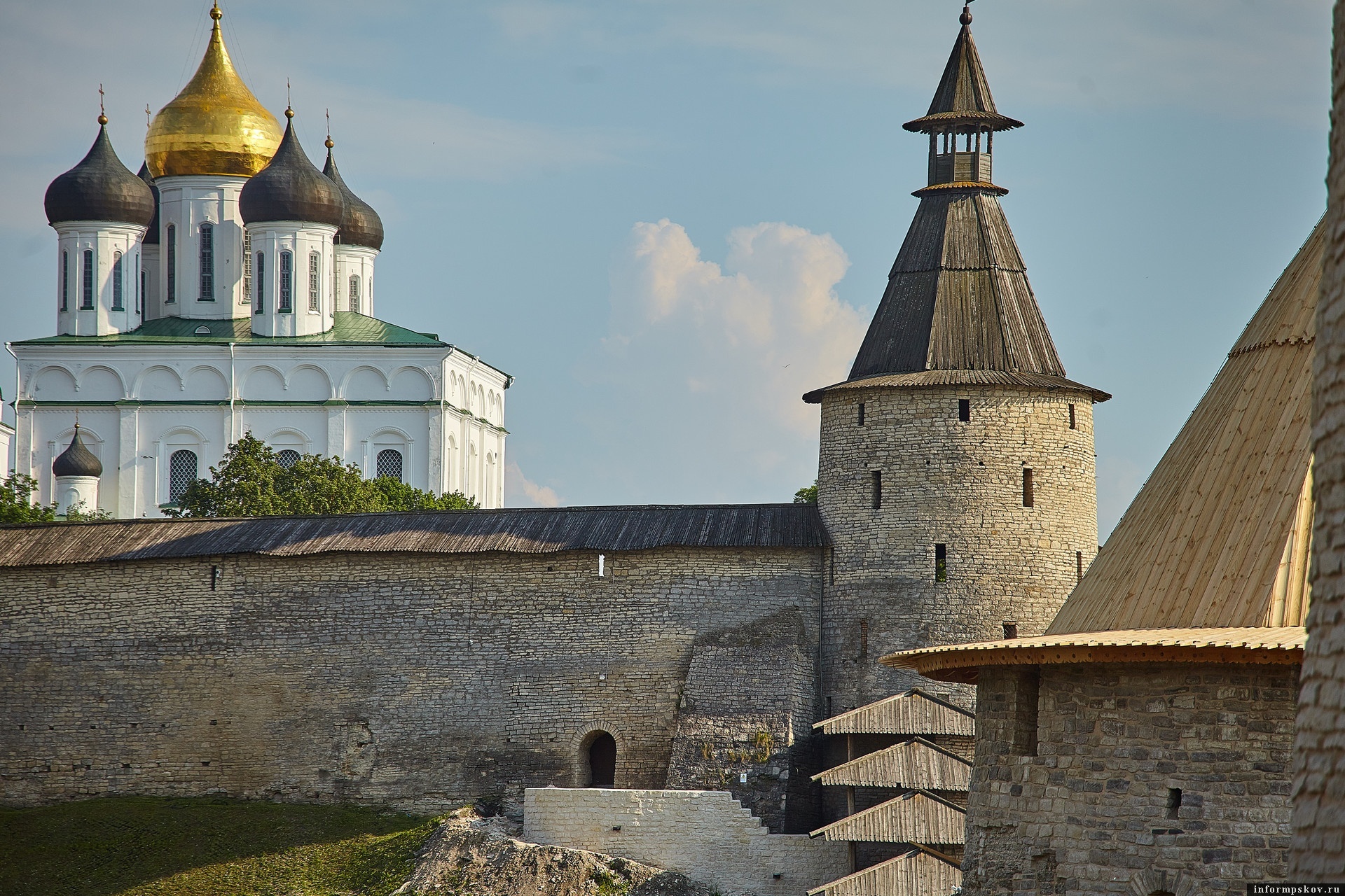 На фото: Псковский Кром