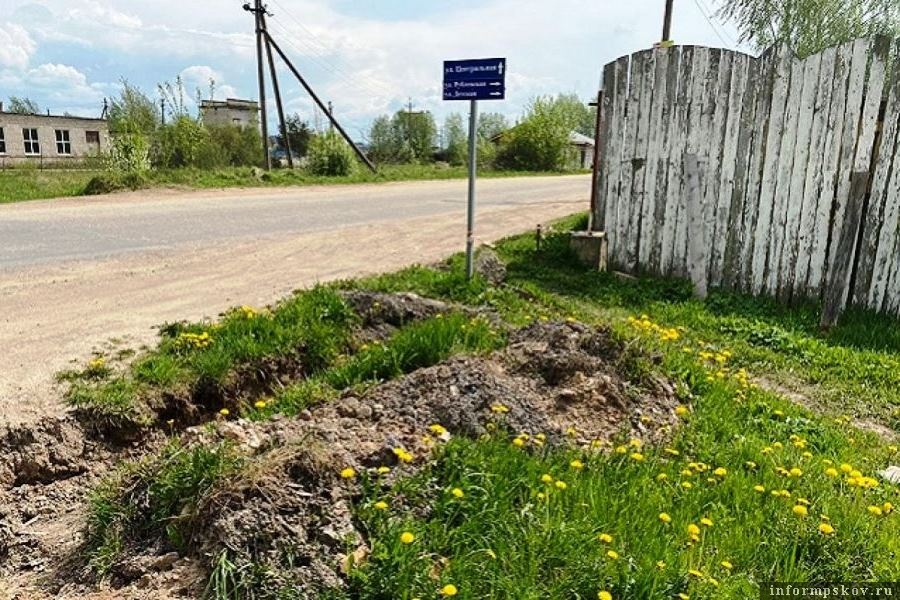 В Подосье не сумели поделить дорогу, хотя участок имеет законного хозяина. Фото «АиФ в Пскове»