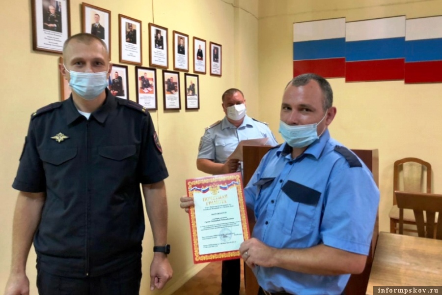 Охранникам начальник ОМВД Великих Лук вручил грамоты. Фото пресс-службы УМВД России по Псковской области