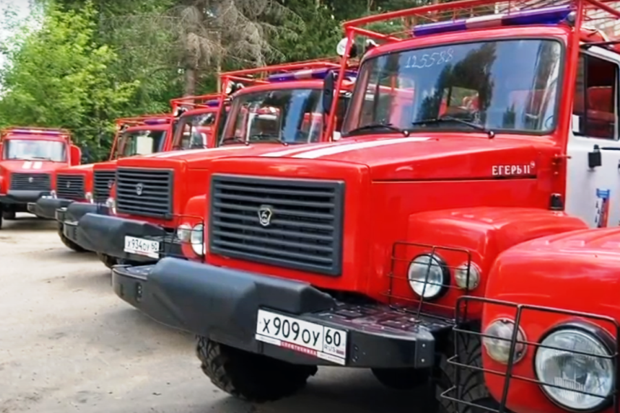 Восемь новых автоцистерн пришли на противопожарную службу в лесной центр Псковской области. Фото скрин видео