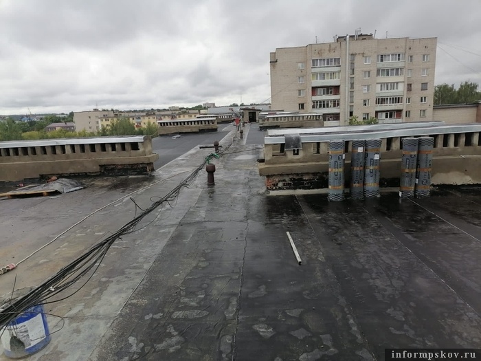 На фото: Великие Луки, улица Ленина, 57 (капитальный ремонт крыши)