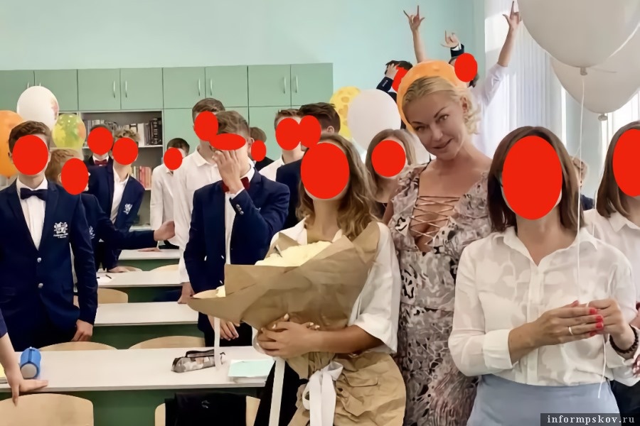 Волочкова пришла в школу к дочери с оголённым бюстом. Фото Живой Журнал