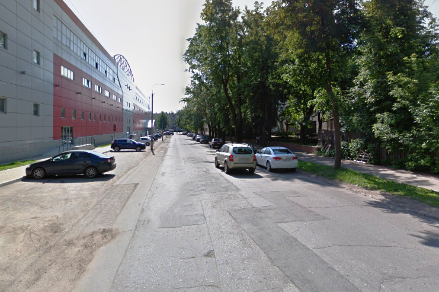 Улица Льва Толстого и машины на ней. Фото Google Maps