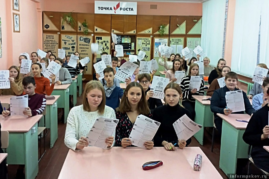Локнянские школьники продемонстрировали свою экологическую грамотность, написав диктант. Фото: «Восход»