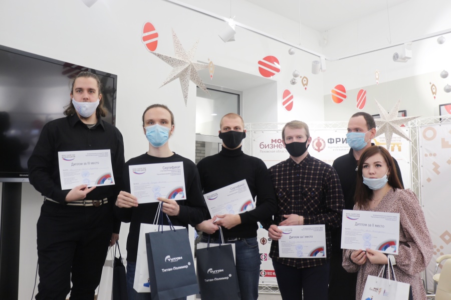 Победителем стал студент Великолукской ГСХА Максим Фомичев (в клетчатой рубашке). Фото: управление информационной политики и связей с общественностью ПсковГУ