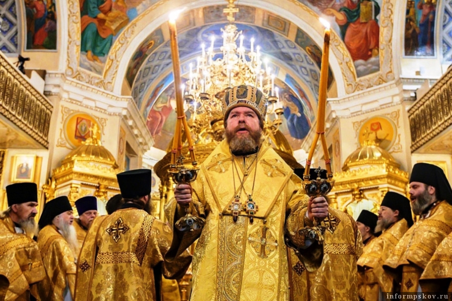 Расписание богослужений. Фото Свято-Успенского Псково-Печерского монастыря