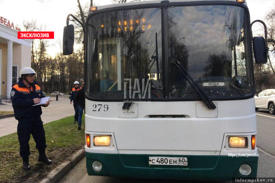 В Пскове иномарка задела пассажирский автобус. Фото ПАИ