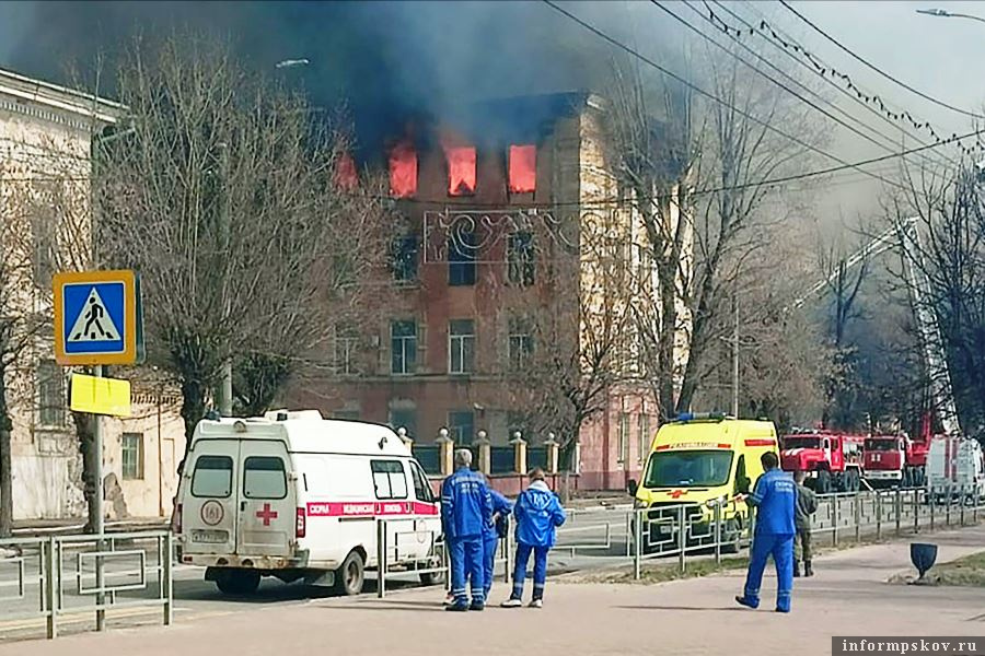 Спасатели пытаются отыскать ещё троих человек, находившихся в здании. Фото ТАСС