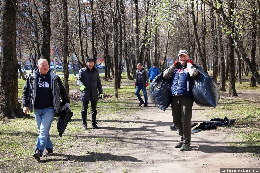 Трудились с огоньком. Фото пресс-службы Псковского областного Собрания депутатов