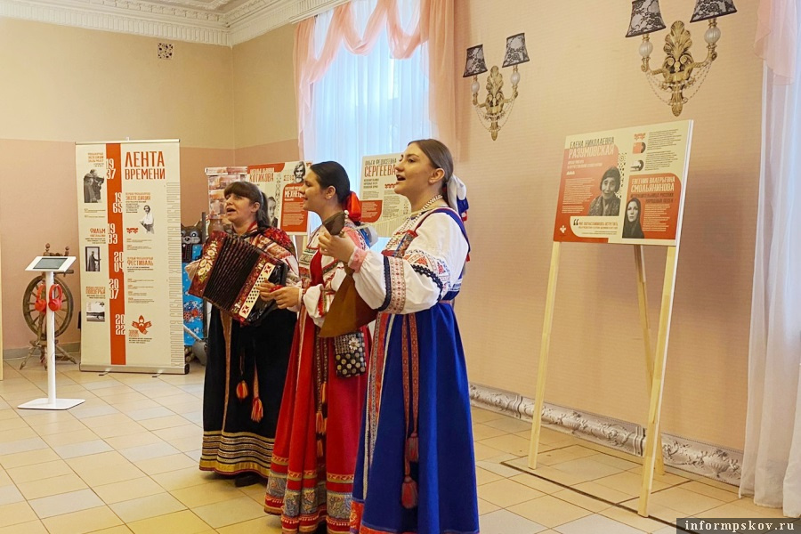 Были исполнены песни Ольги Сергеевой. Фото: «Великолукская правда. Новости»