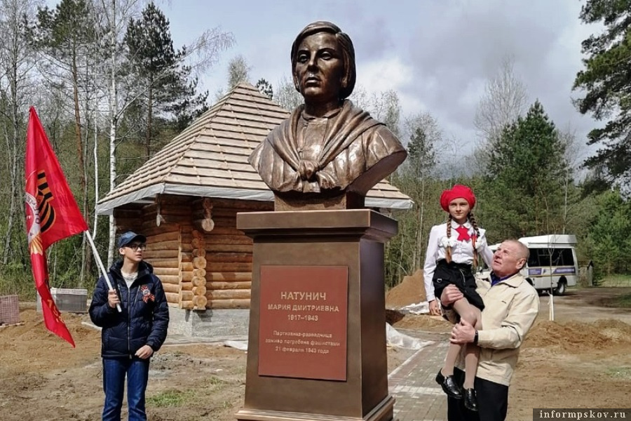 Памятник установлен в деревне Глубочица. Фото Натальи Степулевой