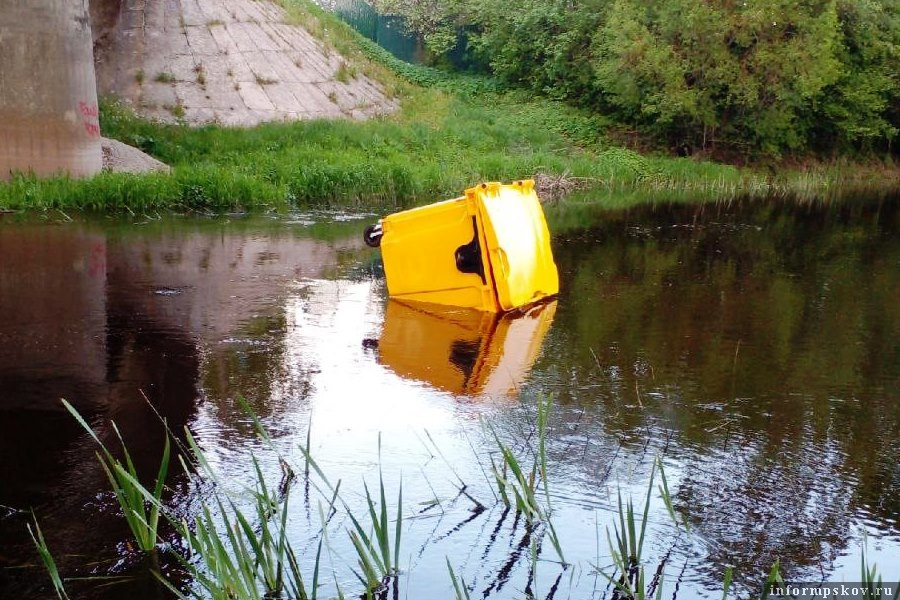 «Водоплавающий» мусорный контейнер обнаружили жители Пыталова. Фото Артура Новикова
