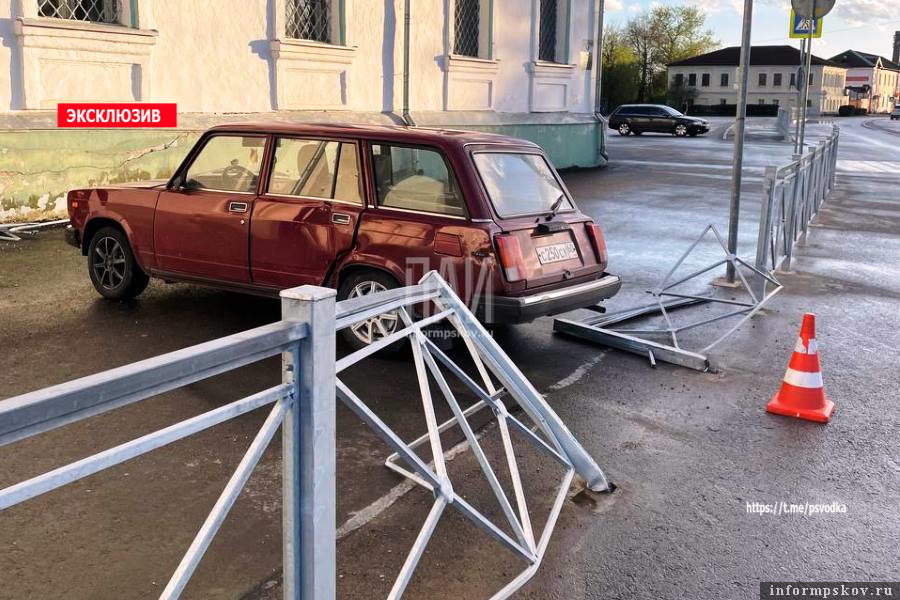 Сотруники дорожной полиции выясняют обстоятельства. ДТП. Фото ПАИ