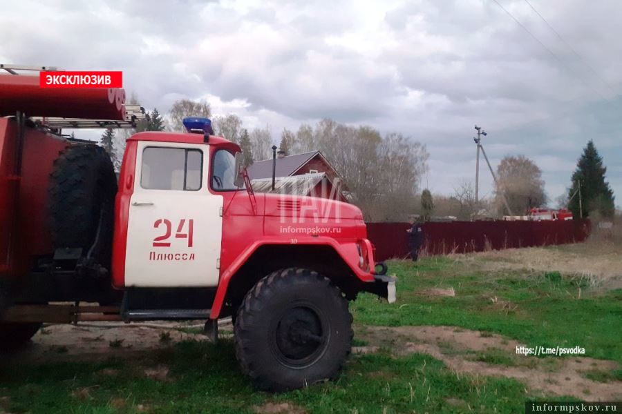 Два пожарных расчёта тушили баню в Плюссе. Фото ПАИ