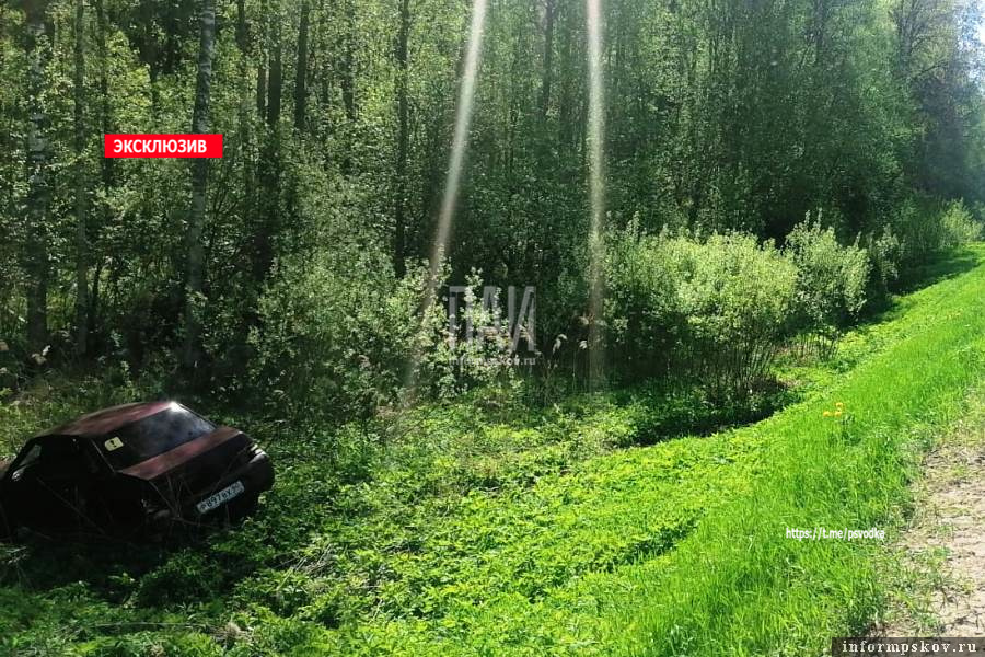 Водитель сбежал от инспекторов дорожной полиции, оставив машину. Фото ПАИ