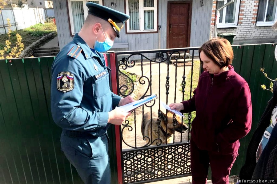 Сотрудники МЧС провели профилактические беседы с псковичами. Фото пресс-службы ГУ МЧС России по Псковской области